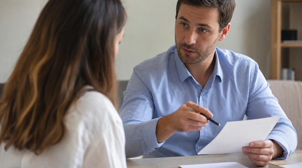 Homme expliquant un document à une femme